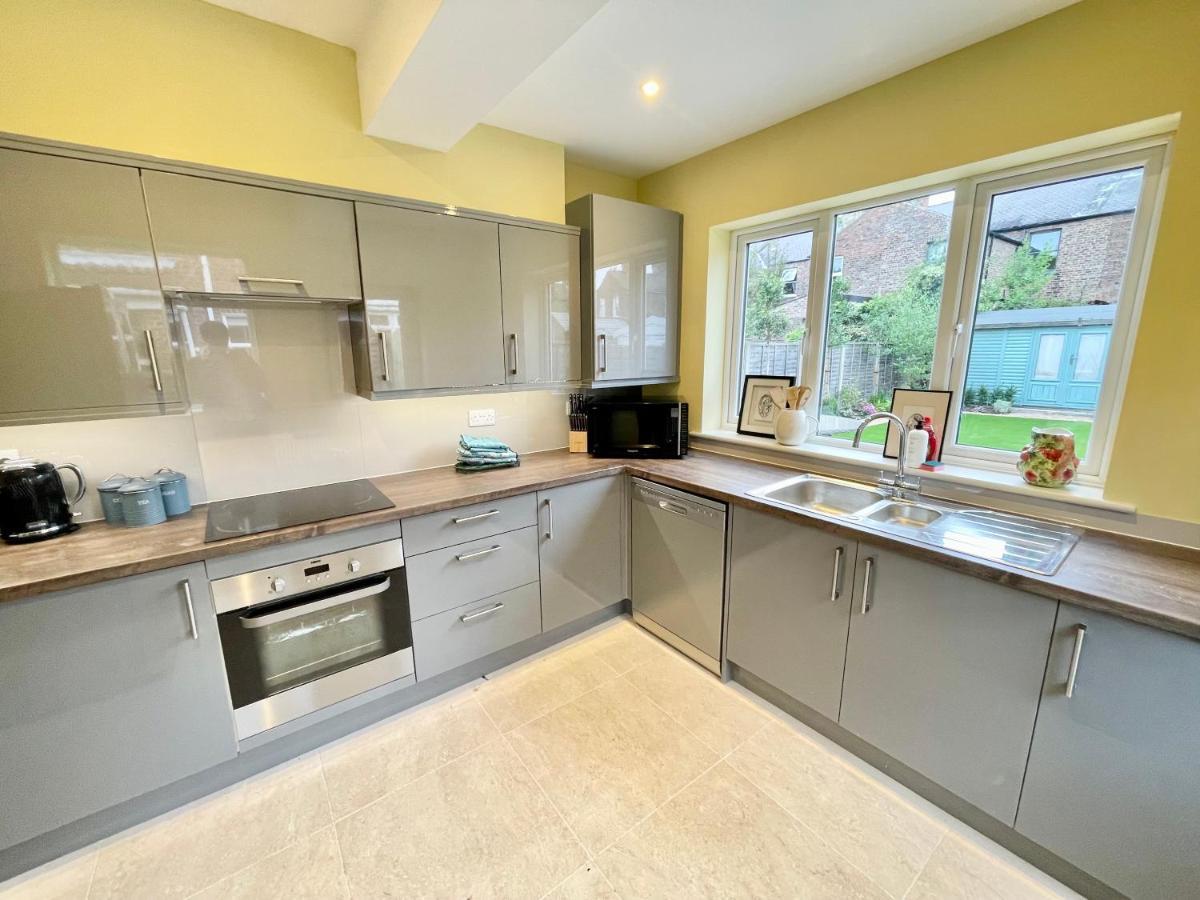 Central Townhouse With Free Off Road Parking And Garden York Exterior foto